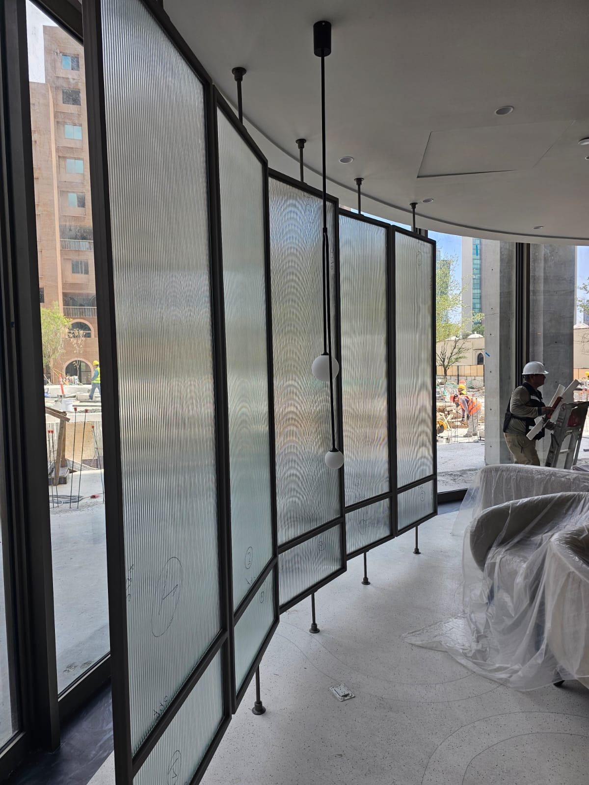 Pivoting Fluted Glass Screen
