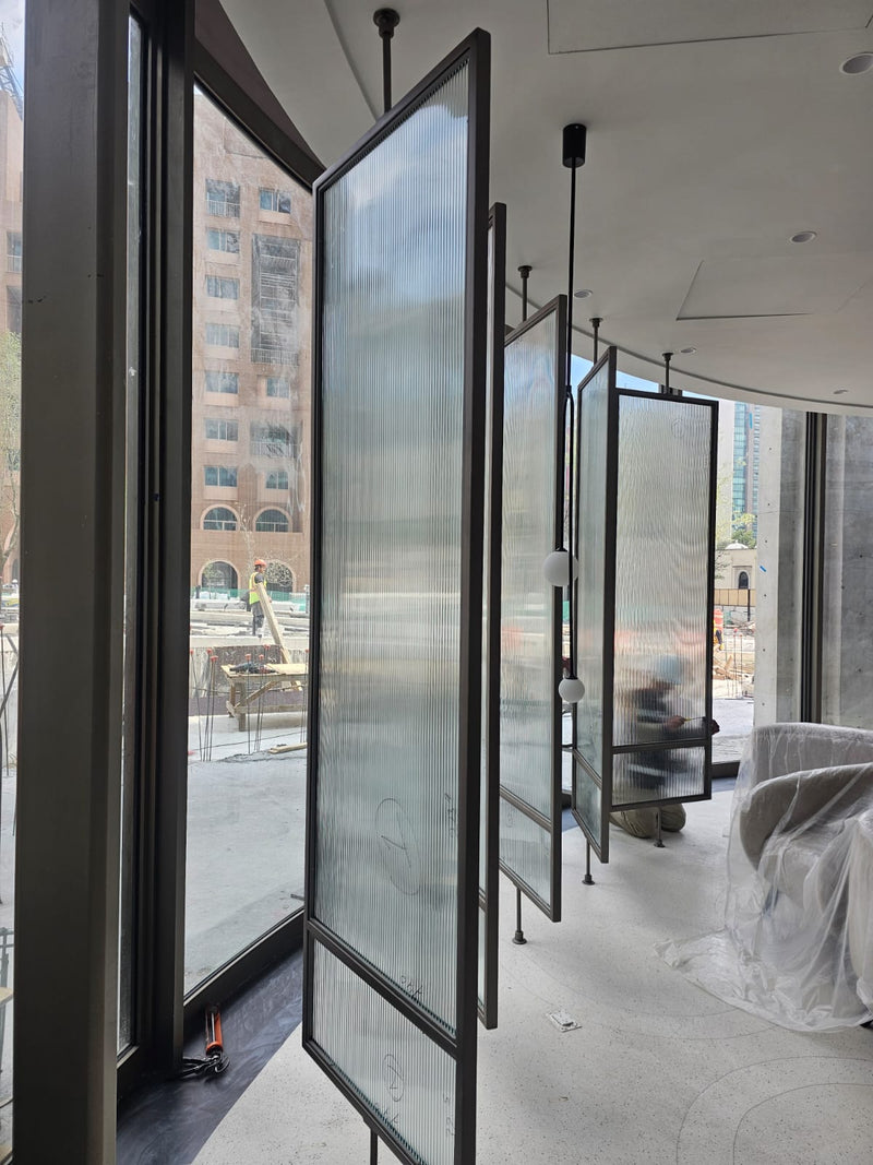Pivoting Fluted Glass Screen