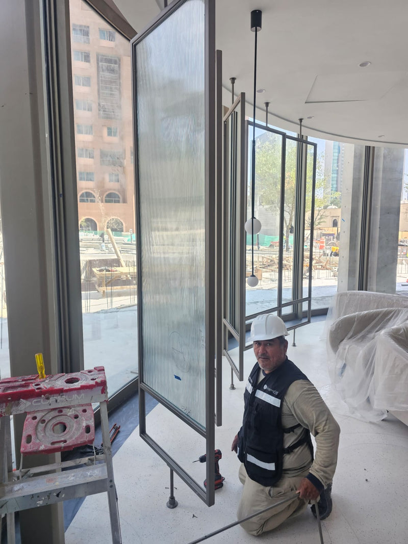 Pivoting Fluted Glass Screen