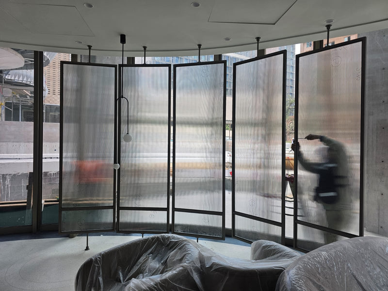 Pivoting Fluted Glass Screen