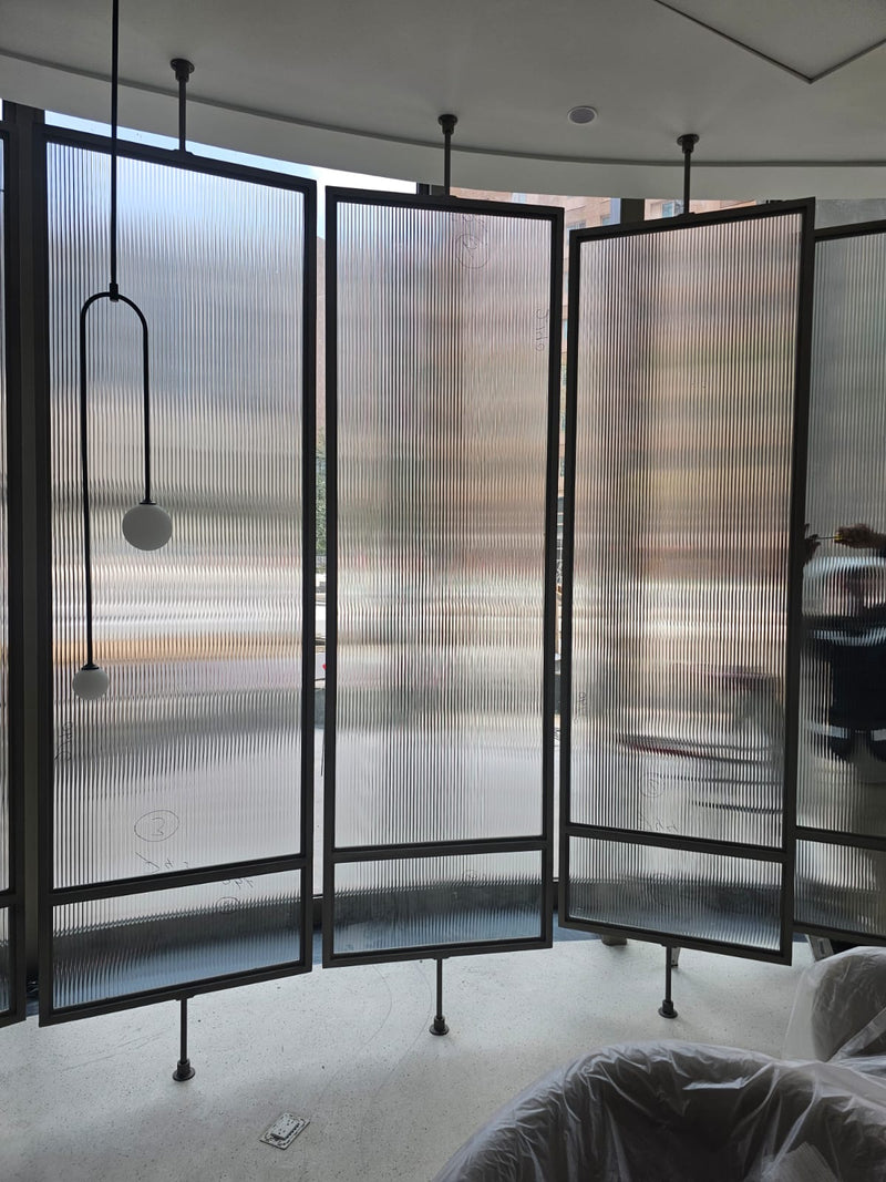 Pivoting Fluted Glass Screen