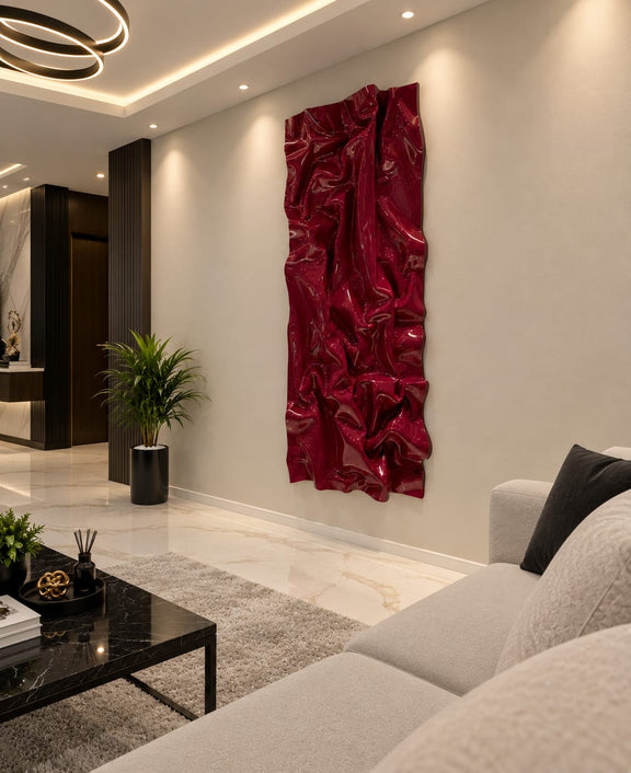 Escultura de pared abstracta roja de acabado brillante en una sala