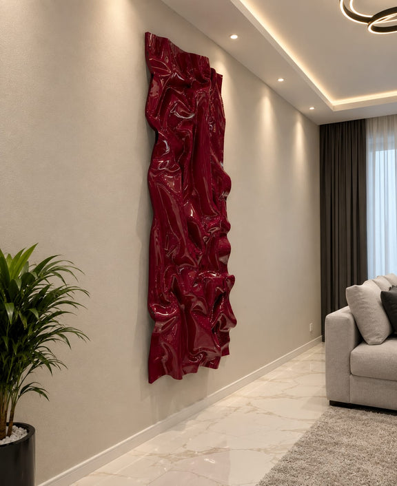 Vista lateral de escultura de pared roja con pliegues en relieve